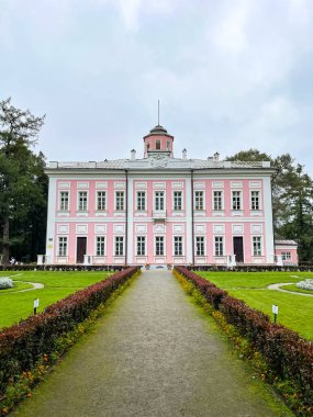 Moskova bölgesinde eski pembe bir malikane. Rusya