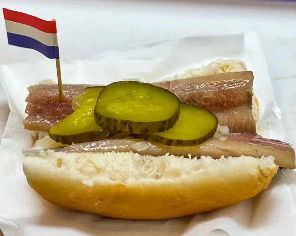 Geleneksel Hollanda yemeği: Hollanda, Amsterdam 'da fast food pazarında soğanlı ringa balığı