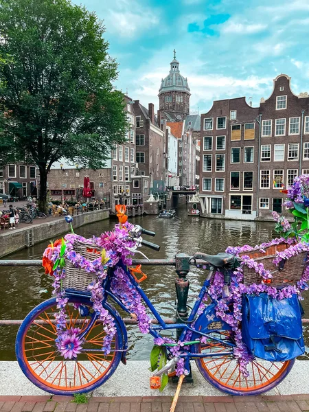 Ποδήλατο σε μοβ λουλούδια και κανάλι. Άμστερνταμ, Κάτω Χώρες — Φωτογραφία Αρχείου