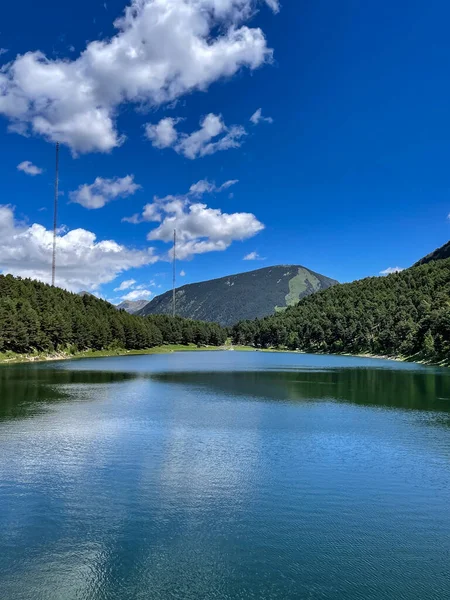 Pireneler 'deki Engolasterlar Gölü, Andorra, güneşli gün, metin için alan, dikey fotoğraf