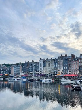 Fransa, Normandiya 'da Honfleur Limanı. Renkli evler ve yansımaları nehirde