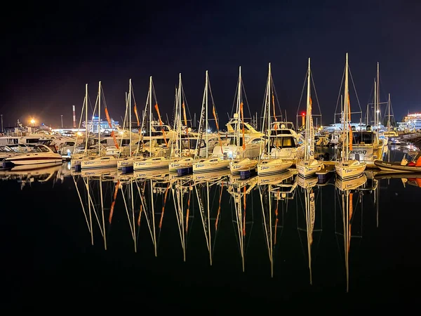 Yacht nel porto di Sochi di notte — Foto Stock