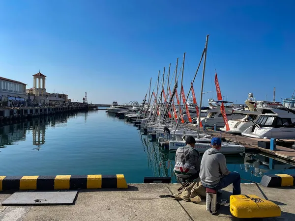 Limanda balıkçılar, güneşli bir günde Soçi limanı.