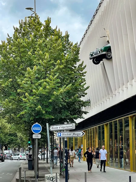 Bordeaux, Fransa - 05.07.2021, Jaguar otomobil vintage Bordeaux 'daki otoparkta duvarın altında.