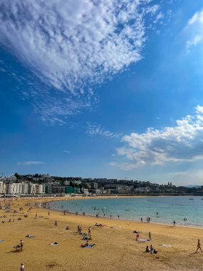 Playa De La Concha - San Sebastian Plajı, dikey fotoğraf, metin için yer, mavi gökyüzü