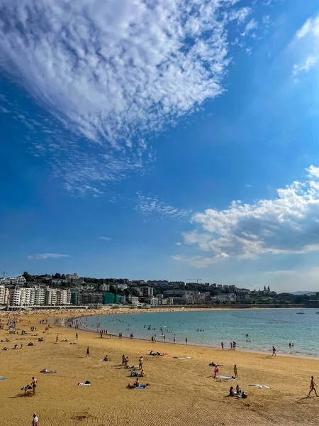 Playa De La Concha - San Sebastian Plajı, dikey fotoğraf, metin için yer, mavi gökyüzü