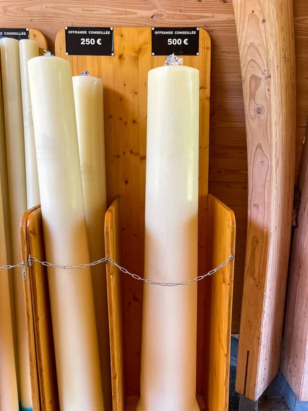 Katolik Hıristiyan için en ünlü hac yerlerinden birinde Big Candles.