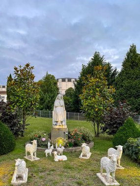 Lourdes 'te Bakire Meryem ve Kuzuların Heykeli, dikey fotoğraf