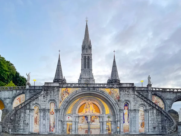 Gün batımında Fransa, Lourdes 'teki katedralin manzarası
