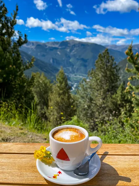 Tepede bir fincan kahve, Andorra dağları, dikey fotoğraf.