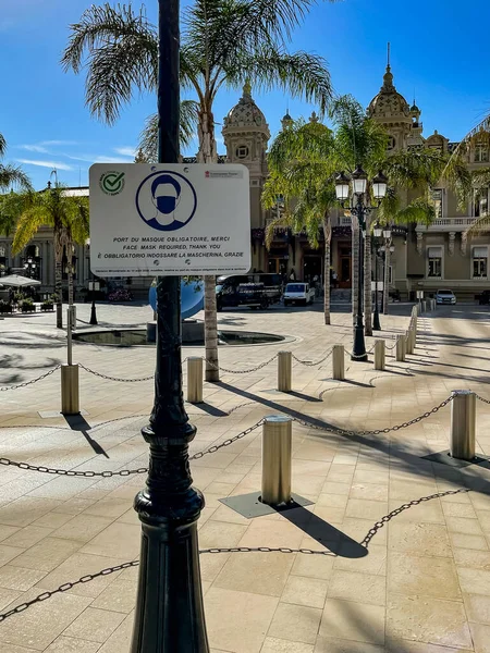 Un poster sulla necessità di indossare una maschera sulla piazza di Monte Carlo Monaco — Foto Stock