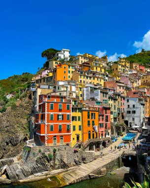 Riomaggiore balıkçı köyü, Cinque Terre, İtalya, dikey fotoğraf