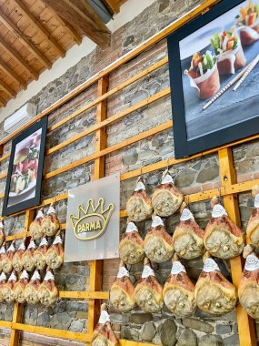 Parma prosciutto jambonu bacakları duvarda asılı, dikey fotoğraf