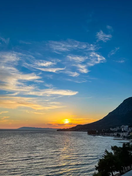 Sahilde Yaz Günbatımı, Makarska, Hırvatistan, dikey fotoğraf