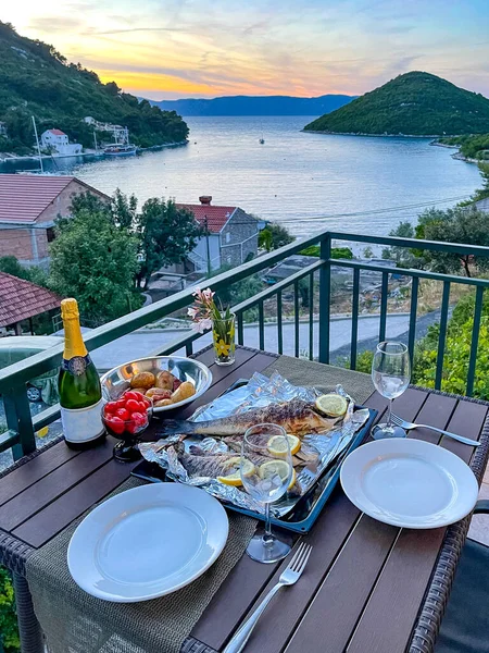 섬에서의 낭만적 포도주 크로아티아만의 아름다운 풍경을 — 스톡 사진