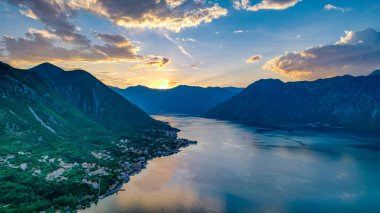Karadağ 'ın Kotor kentinde gün batımında panoramik manzara