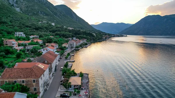 Karadağ 'ın Kotor kentinde gün batımında panoramik manzara