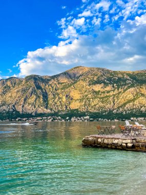 Deniz ve dağ manzaralı güzel bir sahil. Karadağ