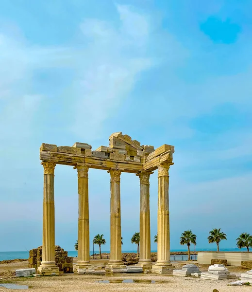 Türkiye 'nin Akdeniz kıyısındaki Antalya bölgesinde antik kentte bulunan Apollo Tapınağı