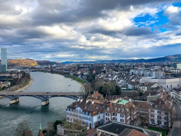 Vista superior de la ciudad de Basilea en Suiza y el río Rin — Foto de Stock