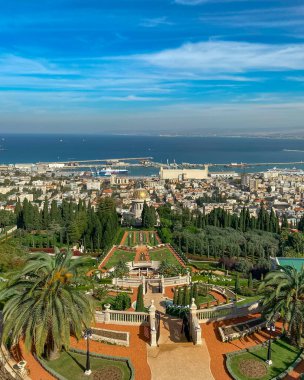 Panorama Haifa ve Bahai bahçeleri ve Bahai Tapınağı görünümünü. İsrail