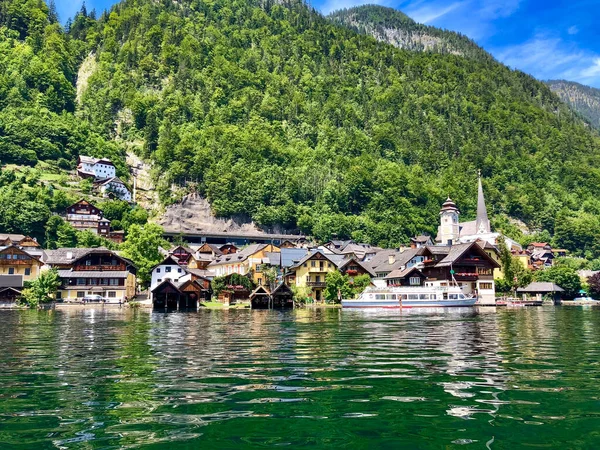Avusturya 'daki Hallstatt kasabasının panoramik manzarası, göl kenarındaki eski kasaba