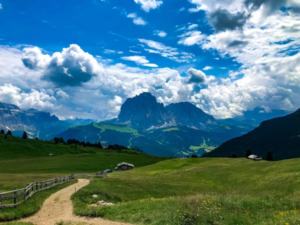 Dolomite Alp Dağları 'nın güneşli manzarası, İtalya.