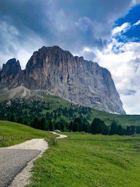 Dolomite Alp Dağları 'nın güneşli manzarası, İtalya