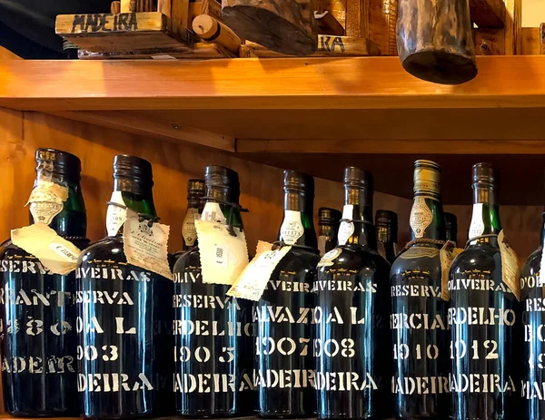 Pahalı şarap Madera. Şarap şişelerinden yapılmış uzun sıra raflar. funchal, Madera. Portekiz.