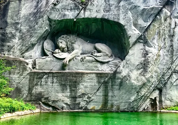 Lucerne, İsviçre Haziran 09 2021 Aslan Anıtı Bertel Thorvaldsen.