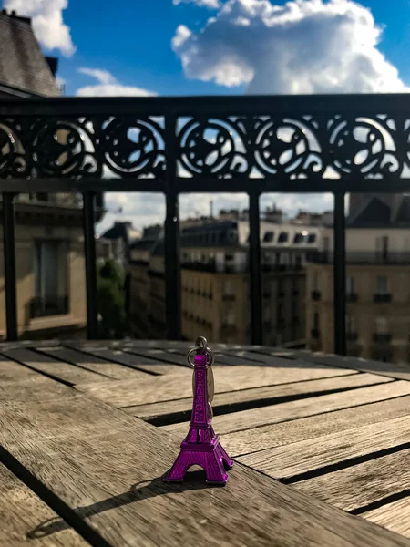 Paris 'in arka planında Eyfel Kulesi' nin küçük bir figürü.