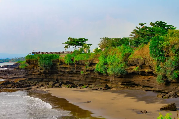 Bali Endonezya 'daki Tanah Lot Tapınağı - doğa ve mimari geçmişi.