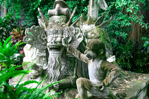 Bali 'de Şemsiye ile geleneksel iblis heykeli.