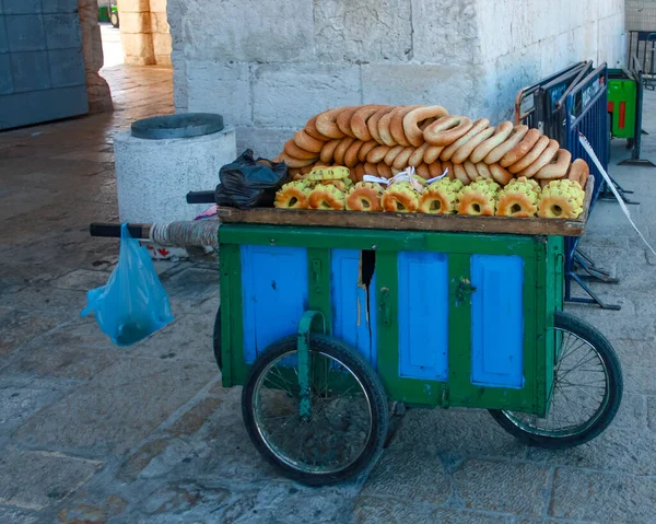 Tekerlekli renkli bir seyyar satıcı arabası tatlı ekmek, çörek ve baharatlarla Eski Şehir, Kudüs, İsrail 'de satılık