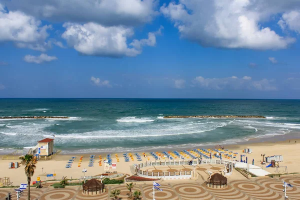 Kum Sahili ve gezinti yeri Tel Aviv, İsrail.
