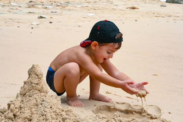 Mladý Chlapec Hraje Písku Vlny Pláži — Stock fotografie