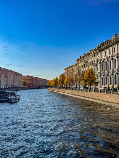 St Petersburg güneşte Fontanka nehir dolgu Sonbahar panorama
