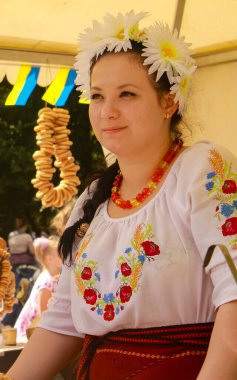 KIEV, UKRAINE 04 Haziran 2021, Ulusal Etnik Ukrayna Halk Geleneksel Kostümü içindeki genç çekici kadın