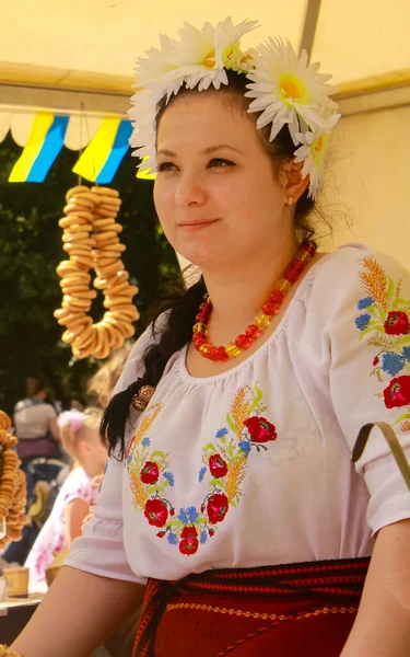 KIEV, UKRAINE 04 Haziran 2021, Ulusal Etnik Ukrayna Halk Geleneksel Kostümü içindeki genç çekici kadın