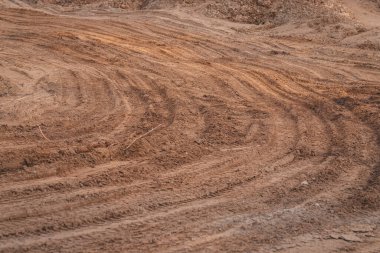 kamyon, buldozer ve kazıcı lastik izleri taş ocağında. Kum, kil ve çakıl deseni