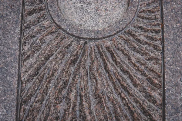 Abstract Structure Carved Granite Stone Fragment Monument Concentric Lines Water — Stock Photo, Image