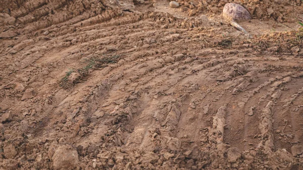 砂砾采石场路上的卡车 重型推土机和挖掘机轮胎印 粘土和砾石图案 — 图库照片
