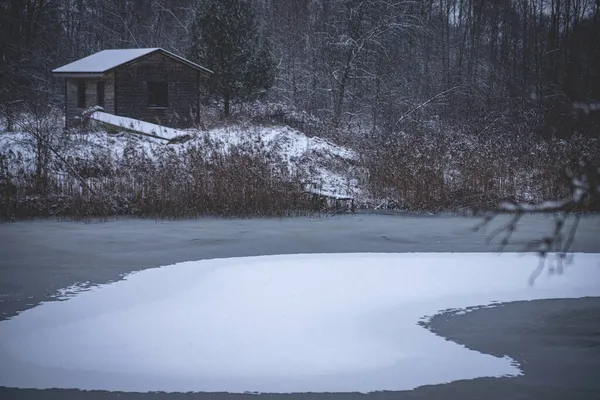 Schnee Und Eisbedeckter Teich Kleines Haus Ufer Der Nähe Junger — Stockfoto