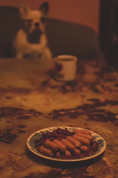 Piatto Con Salsicce Insalata Sul Tavolo Pietra Sfocato Cucciolo Bulldog — Foto Stock