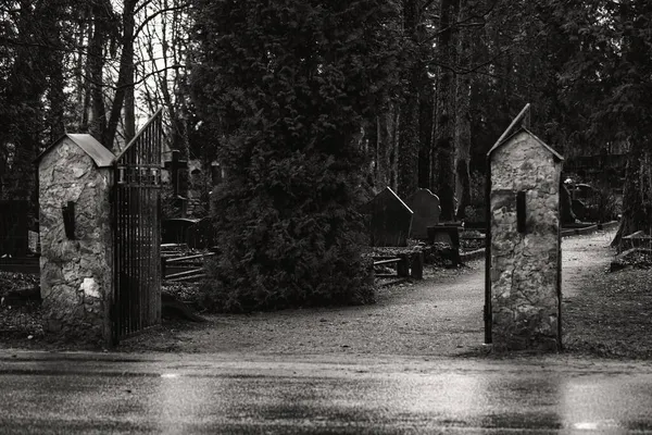 Old Opened Iron Cemetery Gate Brick Pillars Giving Moody Scary — Stock Photo, Image