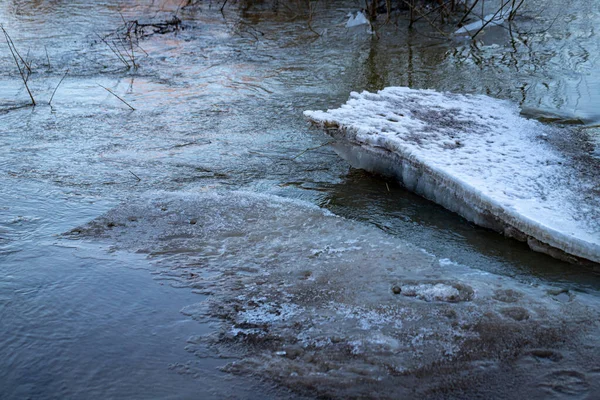 Großes Stück Eis Quellwasser — Stockfoto