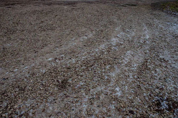 泥土路上的卵石 小石头 砾石和积雪痕迹 — 图库照片