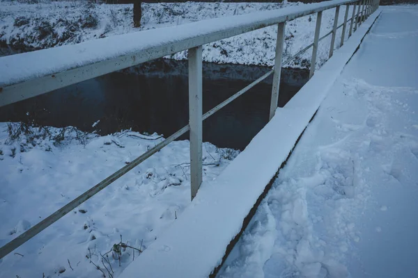 Brückengeländer Mit Erstem Schnee Bedeckt — Stockfoto