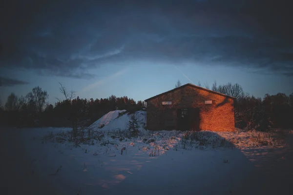 Kväll Solnedgång Solstråle Lyser Övergivna Industriella Jordbruket Orange Tegelbyggnad Snö — Stockfoto