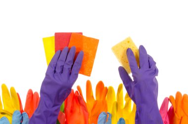 Görüntünün kenarını temizlemek için renkli lateks eldivenler. Mor lateks eldivenli eller temizlik için renkli paçavralar tutar. Beyaz arkaplanda izole.